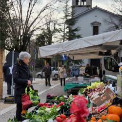 Ljudje so se z veseljem odpravili do stojnic na placu