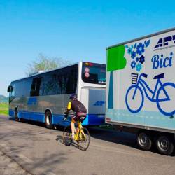 Kolo-bus Avtobusi s prikolico za kolesa poleti povezujejo različne kraje v FJK, tovrstne storitve pa bi bilo treba razvijati tudi čezmejno apt