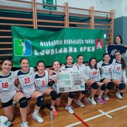 Slogašice U14 na mednarodnem odbojkarskem turnirju v Ljubljani s Primorskim dnevnikom. <i>(DP)</i>