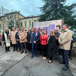 Odkritja spominske table se je udeležilo več visokih predstavnikov institucij z obeh strani meje (BUMBACA)