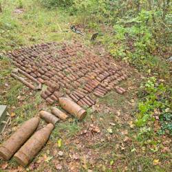 Ob vinogradu je ležal cel arzenal neeksplodiranih bomb, min in granat (DRŽAVNA ENOTA NUS)