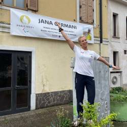 Na pročelju etnografskega muzeja v Škednju pri Trstu so obesili transparent, ki bo »na daljavo« spodbujal Jano Germani (BORIS STOPAR)