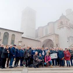 Skupinski posnetek s Primorskim Dnevnikov na izletu v čarobno Umbrijo s Krutom.