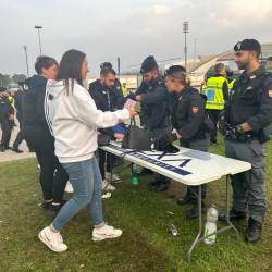 Stadion je bil močno zastražen, pred vhodom so organi pregona pregledovali vsebino nahrbtnikov in torb