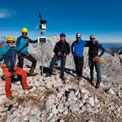 Novo meteorološko postaja na Malem Kaninu so postavili (z leve) Renato R. Colucci (SMAA), Luca Ziani (SMAA), Marco Virgilio (SMAA), Marco DI Lenardo (PNPG) in Marco Basso Bondini (SMAA)