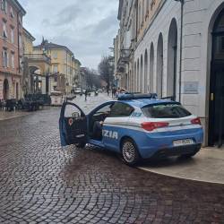 Policisti v Garibaldijevi ulici (FOTO D.R.)