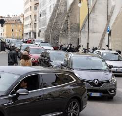 Pred parkirno hišo San Giusto nastajajo večkrat kolone vozil