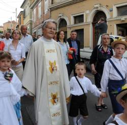 Dušan Jakomin, leta 2009, v sprevodu po Škednju ob 60-letnici svojega mašniškega posvečenja (FOTODAMJ@N)