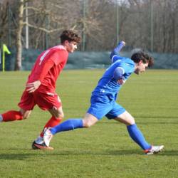 Dvoboj med Žilama Danielom Liutom (Juventina, levo) in Mattio Gotterjem (Kras, desno) (FOTO EMANUELA TRAMPUZ)