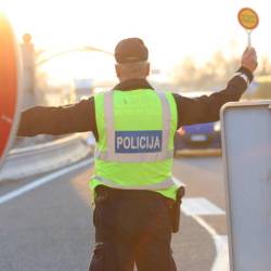 Slovenska policija na simbolični fotografiji (BUMBACA)