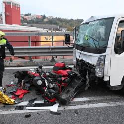 Nad Rižarno, na cesti, ki vodi do avtocestnega priključka RA13, je prišlo do hude prometne nesreče