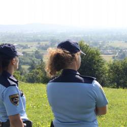 Slovenski policistki med nadzorom meje na Dolenjskem