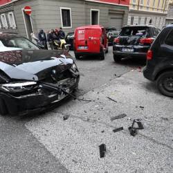 V trk sta bila vpletena črn avtomobil znamke BMW in rdeč kombi