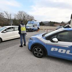 Kontrole policije na mejnem prehodu pri Pesku, fotografija je simbolna