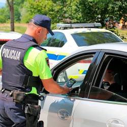 Policisti bodo v ponedeljek začeli akcijo Slovenija piha 0,0 pod sloganom Izberi sebe, ne alkohola, s katero bodo opozarjali na nevarnost vožnje pod vplivom alkohola (POLICIJA)