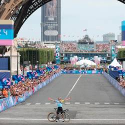 Remco Evenepoel po zmagi na kolesarski dirki (ANSA)