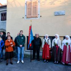 Pri stari lekarni so odkrili tablo na boljunskem vaškem trgu (FOTODAMJ@N)