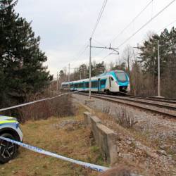 Lokalni potniški vlak, ki je vozil med Ljubljano in Sežano, je 21. decembra lani trčil v skupino delavcev SŽ, ki so na progi izvajali redna vzdrževalna dela (PRIMORSKE NOVICE/DANIJEL CEK)