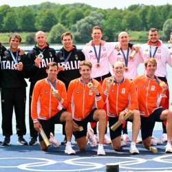 Z leve drugouvrčeni italijanski veslači, tretjeuvrščeni Poljaki in zmagovalci (v oranžnem) nizozemski veslači (ANSA)
