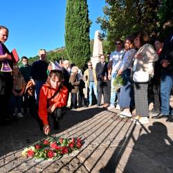 V spomin na Albino Prašelj Jercog in na Savo Sancin so v Dolini na občuteni svečanosti postavili tlakovca spomina (FOTODAMJ@N)