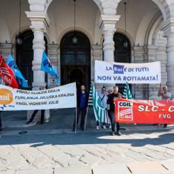 Slovenski in italijanski sindikalisti in zaposleni so se zbrali pred prefekturo (TEDESCHI/FOTODAMJ@N)