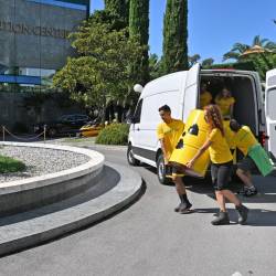 Pred vhod v hotel so protestniki postavili tri rumene sode