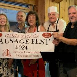 Z leve miss SNPJ 2025 Erin Lawrence, predsednik Dvorane slavnih polke John Muhvic, Marie Azman, Bill Azman in Joe Valencic, podpredsednik Dvorane slavnih polke (POLKA HALL OF FAME SLOVENIAN SAUSAGE FESTIVAL)