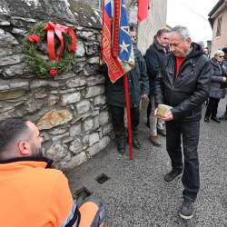 Tlakovce so s pomočjo delavcev tržaške občine položili svojci žrtev in prireditelji (FOTODAMJ@N)