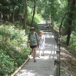 Po novi pešpoti so se včeraj sprehajali turisti (BUMBACA)