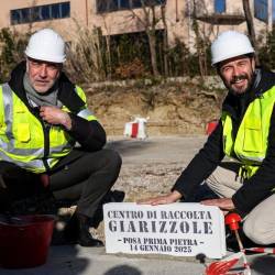 Direktor AcegasApsAmga Massimo Buiatti in tržaški občinski odbornik Michele Babuder na območju bodočega zbirnega centra v Ulici Giarizzole (TEDESCHI/FOTODAMJ@N)