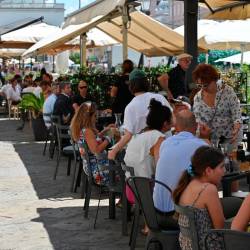 Čez dober teden bo na območju tržaške občine začel veljati nov pravilnik za letne vrtove in vse druge gospodarske dejavnosti na javnih površinah (FOTODAMJ@N)
