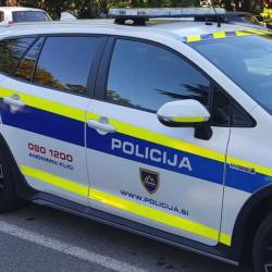 Policist, ki je opazil ustavljeno vozilo, se je edini ustavil in pomagal voznici, ki jo je obšla slabost