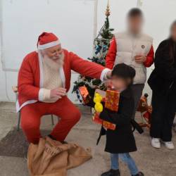 Božiček obdaruje otroke zapornikov v goriškem zaporu (FOTO M.B.)