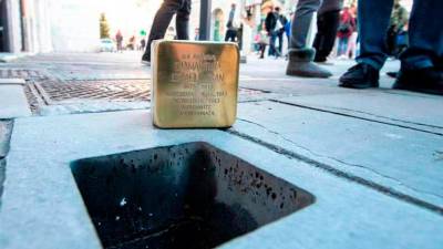 V okviru projekta Tlakovci spomina (Stolpersteine) je nemški umetnik Gunter Demnig postavil v Trstu in v naših krajih več spotikavcev (FOTODAMJ@N)