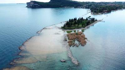 Konec aprila lani je bil vodostaj Gardskega jezera rekordno nizek, v minulih dneh pa rekordno visok (ANSA)