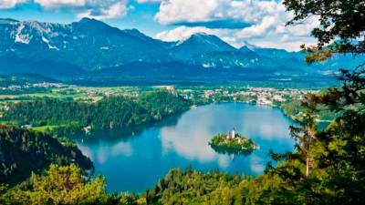 Bled je med najbolj priljubljenimi turističnimi destinacijami v Sloveniji (ARHIV)