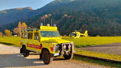 Terensko vozilo gorskih reševalcev in reševalni helikopter (CNSAS FVG)