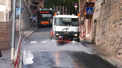 Čiščenje ceste zaradi spolzke snovi na asfaltu