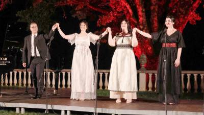 Pevke v kostumih, ki so jih izdelale študentke Veronske operne akademije (BUMBACA)