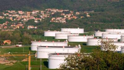 Naftni rezervoarji družbe Siot, v ozadju Dolina (FOTODAMJ@N)