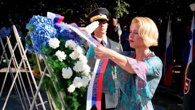 Predsednica DZ Urška Klakočar Zupančič polaga venec na Rabu (ZZB Slovenije)