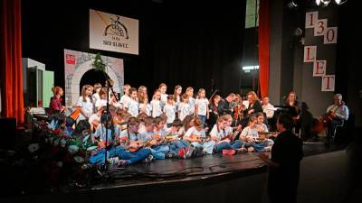 Učenke in učenci osnovne šole Samsa - Trinko so v gledališču v Boljuncu zaigrali na ukulele in zapeli (FOTODAMJ@N)