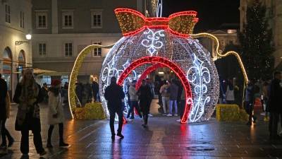 Na Trgu Verdi v Trstu bo tudi letos kraljevala božična krogla (FOTODAMJ@N)