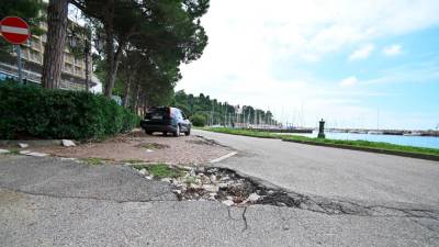 Današnje stanje cestišča in parkirišč v Grljanskem zalivu (FOTODAMJ@N)