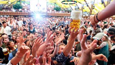 V Münchnu se je danes začel sloviti festival piva Oktoberfest (ANSA)