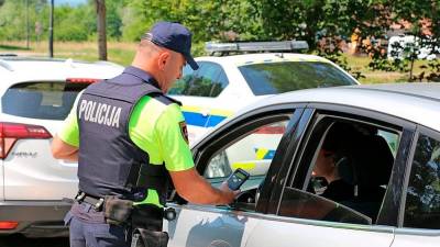 Policisti bodo v ponedeljek začeli akcijo Slovenija piha 0,0 pod sloganom Izberi sebe, ne alkohola, s katero bodo opozarjali na nevarnost vožnje pod vplivom alkohola (POLICIJA)