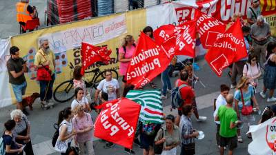 Pod občinskim svetom so sindikati in stranke protestirali proti privatizaciji javnih storitev (TEDESCHI/FOTODAMJ@N)