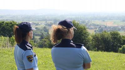 Slovenski policistki med nadzorom meje na Dolenjskem