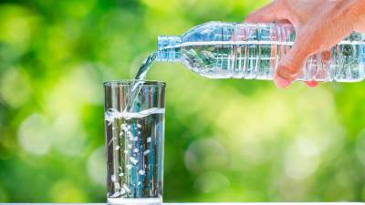 Nova študija razkriva, da en liter vode v plastenki povprečno vsebuje od 110.000 do 370.000 delcev plastike (ANSA)