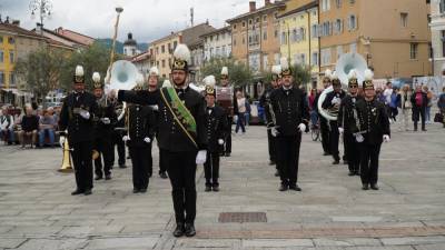 Na Travniku so nastopili godci, nastopajoči z zastavami in nekatera krajevna folklorna društva (BUMBACA)